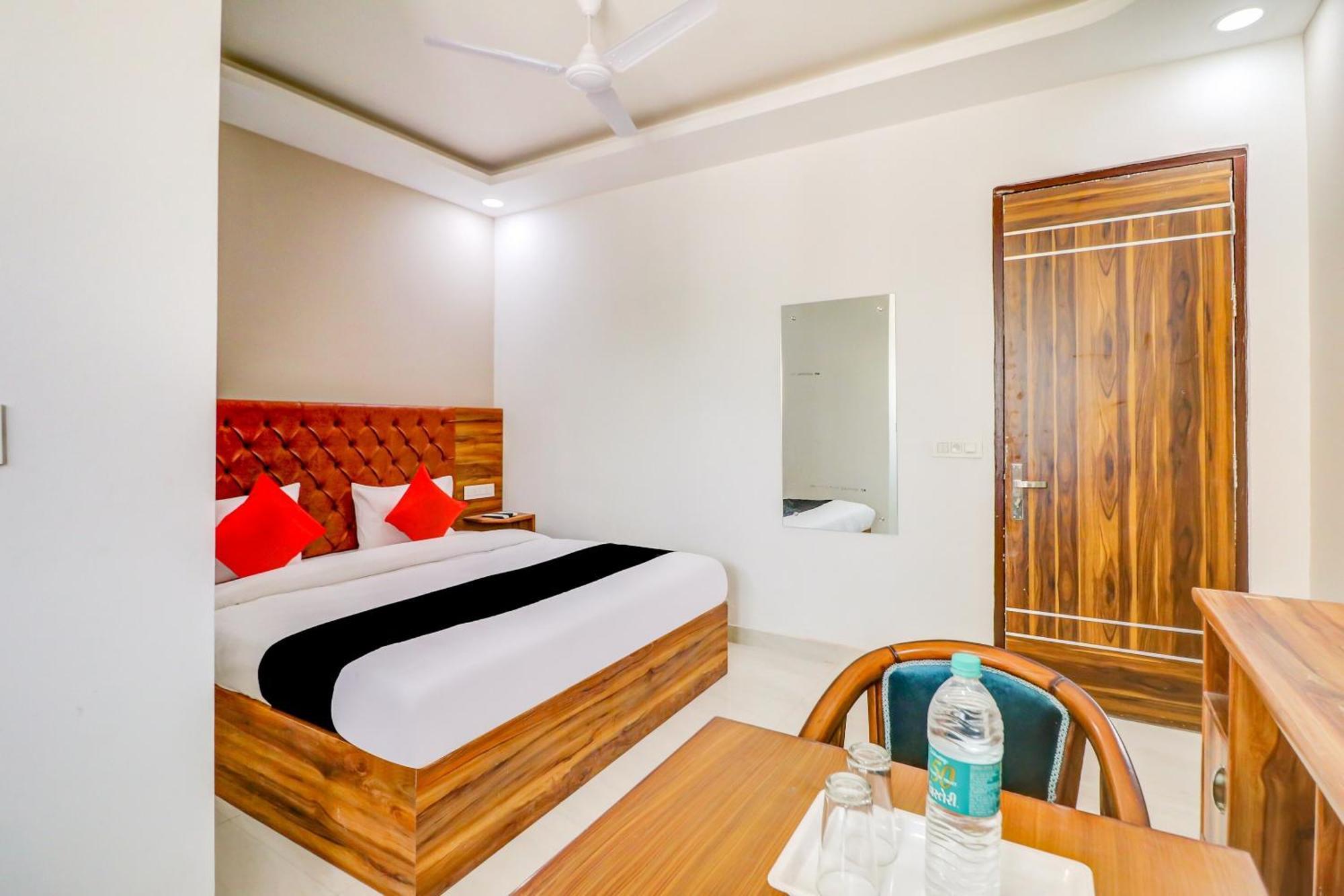 Oyo Flagship 80318 Hotel Sai Plaza Near Indira Gandhi International Airport Ню Делхи Екстериор снимка