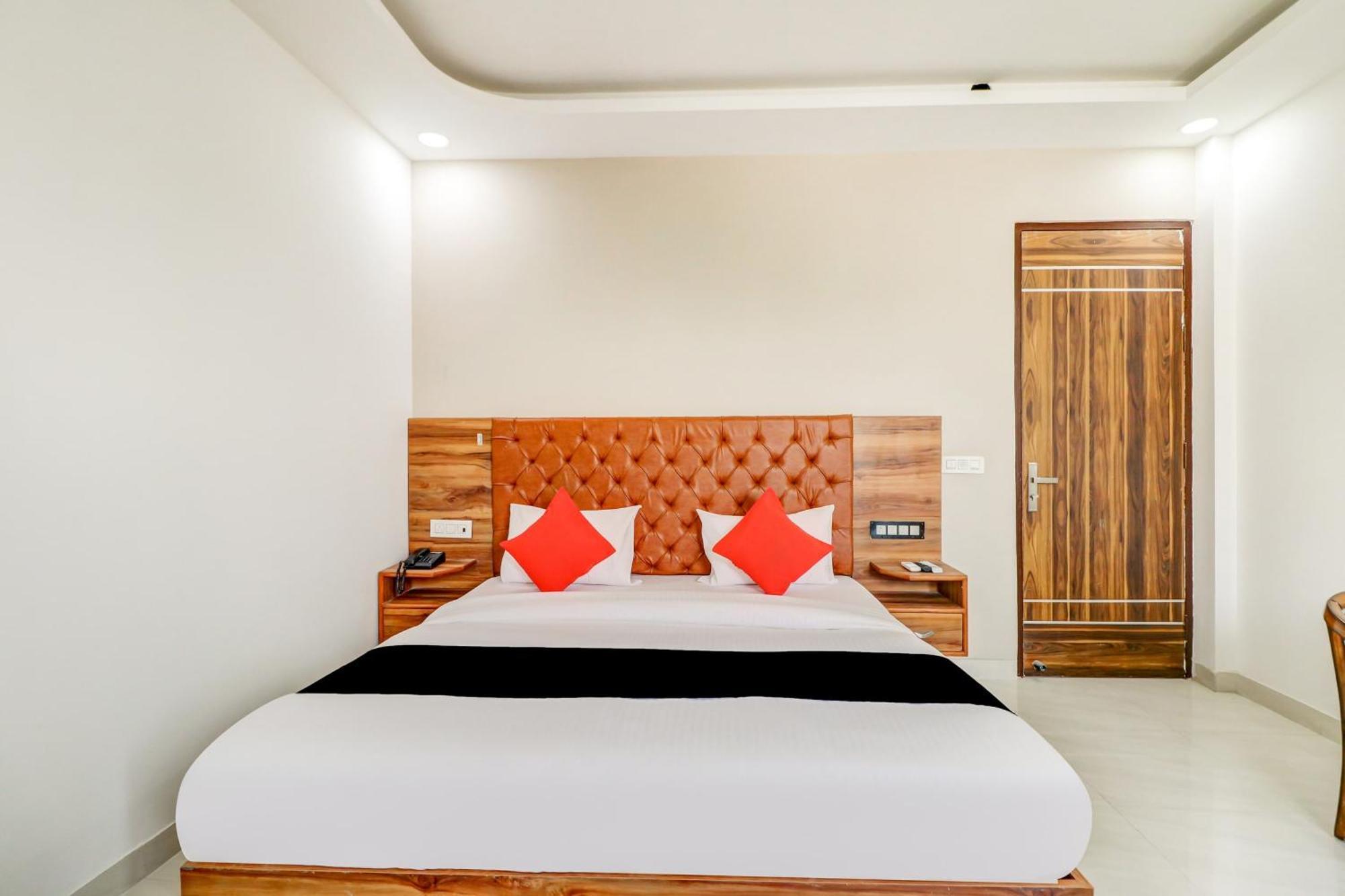 Oyo Flagship 80318 Hotel Sai Plaza Near Indira Gandhi International Airport Ню Делхи Екстериор снимка